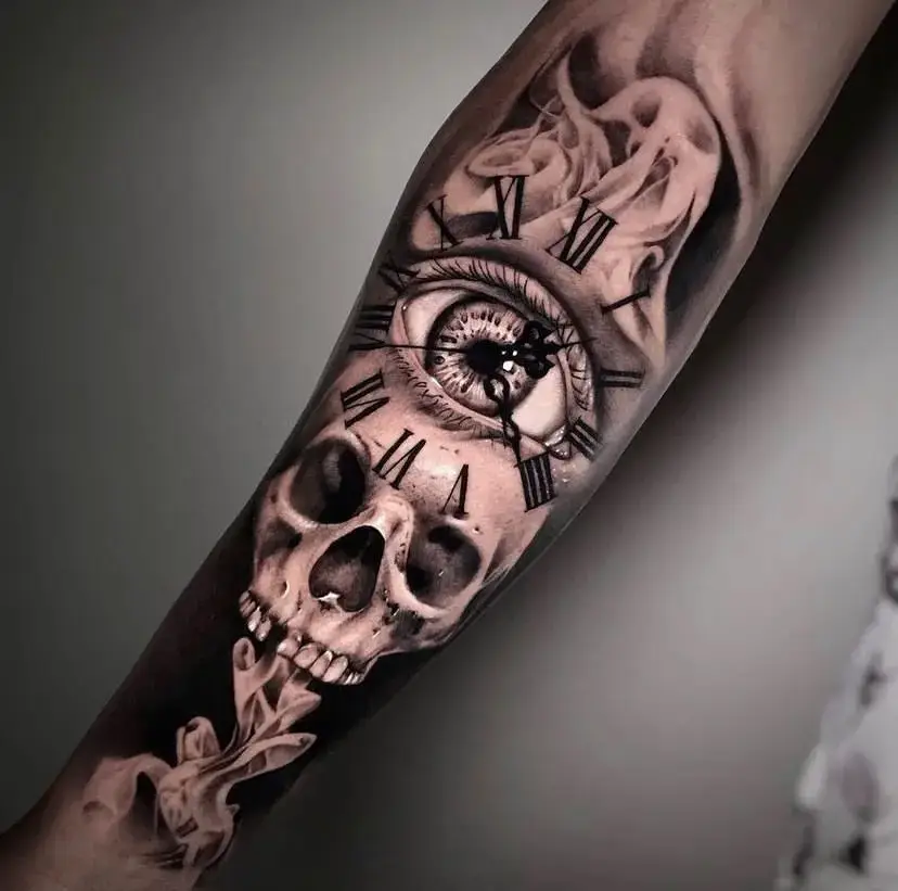 Black and Grey Tattoo, Totenkopf, Auge und römische Uhr in Rauchschwaden, auf dem Unterarm