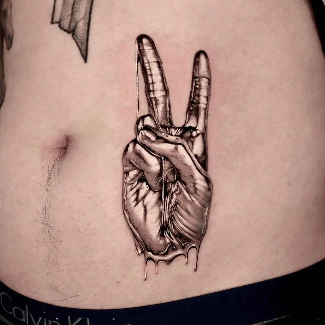 Chrome Tattoo, Peace-Hand aus flüssig glänzendem Chrom mit Tropfen, auf dem Bauch